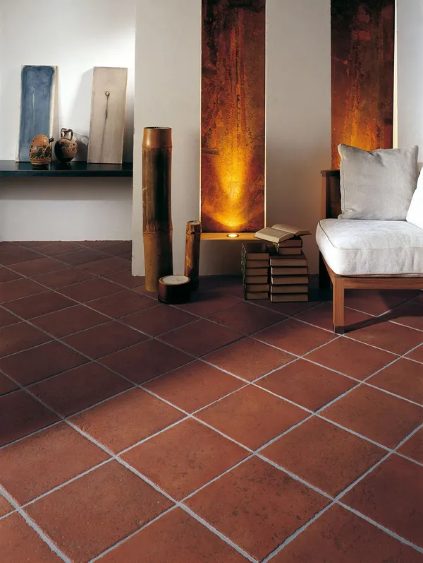 Heller Wohnraum mit warmen Terracotta-Bodenfliesen